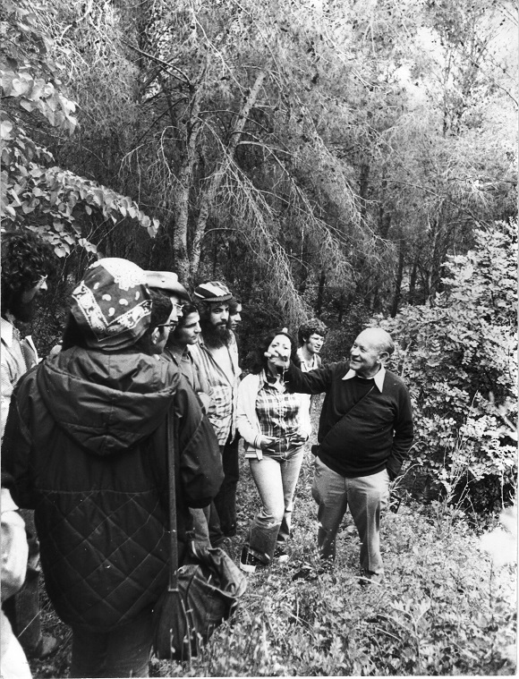 סיור האבקה ביערות הכרמל עם פרופסור גליל, 1976 - צילום אישי של פרופ. גליל